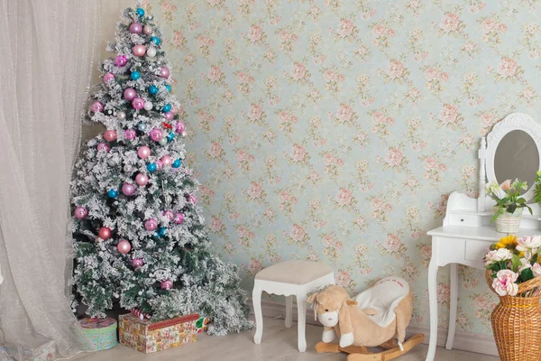 Natal e Ano Novo decorado interior — Fotografia de Stock