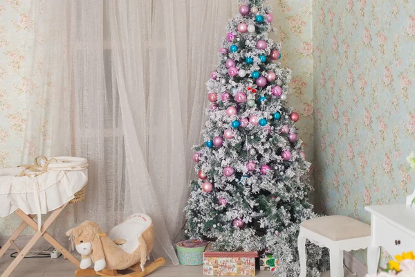 Natal e Ano Novo decorado interior — Fotografia de Stock