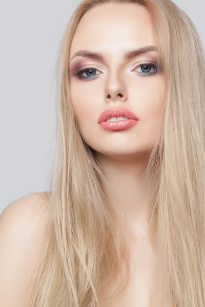 Mode blonde Frau mit schönem Gesicht. Hautpflegekonzept. — Stockfoto