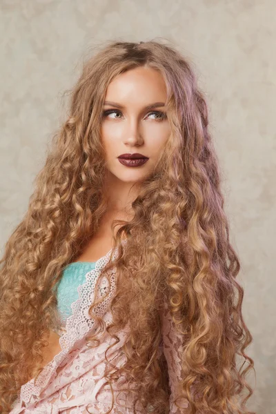 性感的金发女郎与时尚化妆和卷曲的头发。皮肤和头发护理概念 — 图库照片