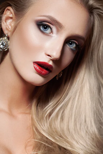 Fashion blonde woman with beautiful face. Концепция ухода за кожей . — стоковое фото