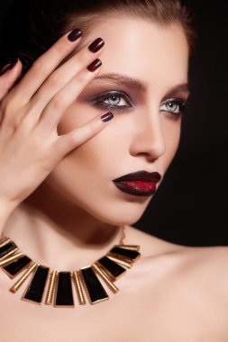 Moda güzel yüzünü siyaha izole - esmer kadınla. Cilt bakım kavramı