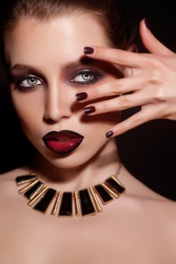 Moda güzel yüzünü siyaha izole - esmer kadınla. Cilt bakım kavramı