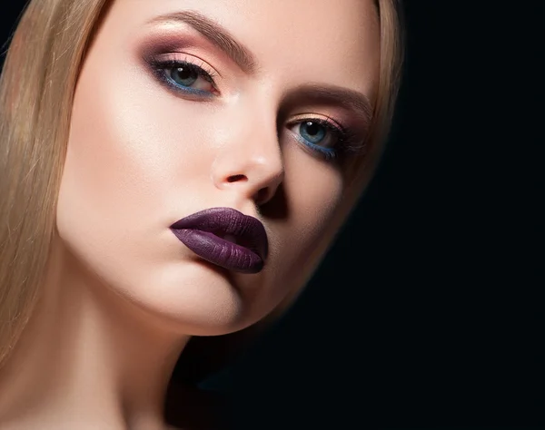 Närbild av kvinna läppar med färgstarka läppstift — Stockfoto