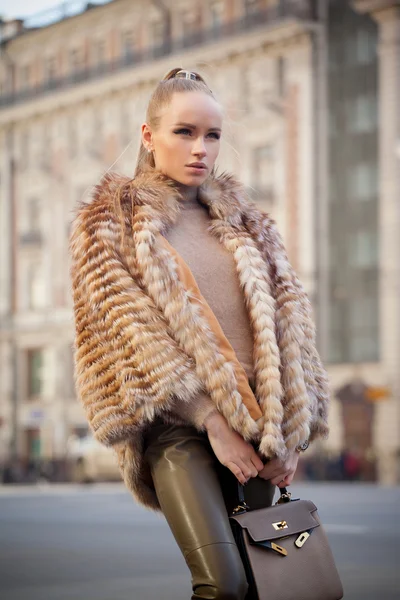 Vacker ung kvinna med långt hår promenader i staden — Stockfoto