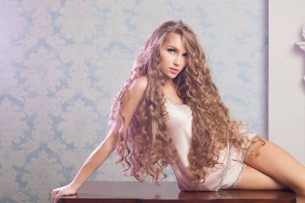 Mujer rubia sexy con maquillaje de moda y cabello rizado. Concepto de cuidado de la piel y el cabello — Foto de Stock