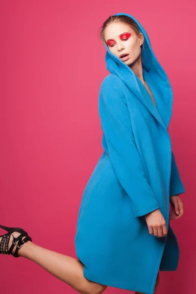 Retrato de moda de modelo de mujer sexy hermosa con maquillaje creativo en abrigo de lujo largo — Foto de Stock