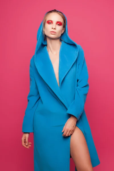 Güzel seksi kadın modeli ile uzun lüks ceket yaratıcı makyaj moda portre — Stok fotoğraf