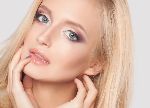 Hermosa mujer natural con maquillaje de moda y cabello rubio, retrato de una joven aislada en blanco —  Fotos de Stock