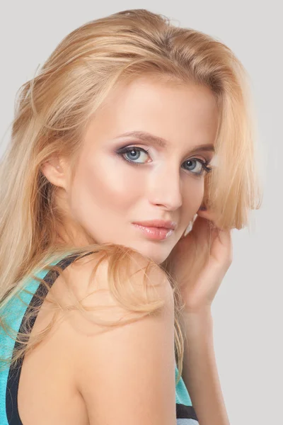 Mooie natuurlijke vrouw met mode make-up en blonde haren, portret van een jong meisje geïsoleerd op wit — Stockfoto