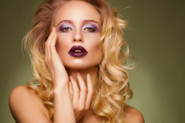 Närbild av blonda kvinnan läppar med färgstarka läppstift och smink — Stockfoto