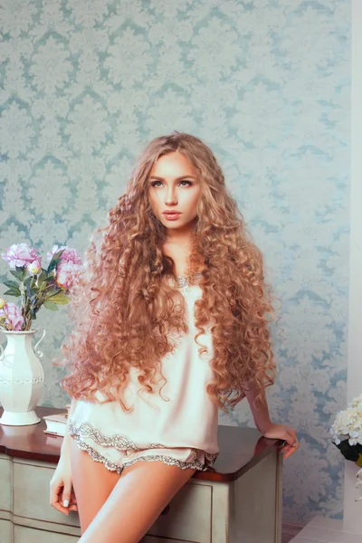 Szexi szőke nő göndör haj és smink divat. Bőr és a haj ellátás fogalma — Stock Fotó