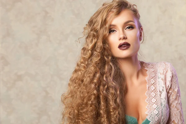 Mulher loira sexy com maquiagem de moda e cabelo encaracolado. Conceito de cuidados com a pele e cabelo — Fotografia de Stock