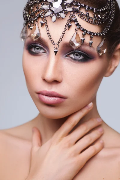 Mode brünette Frau mit schönem Gesicht. Hautpflegekonzept — Stockfoto