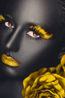 yaratıcı ve moda portre renk makyaj ile esmer kızın