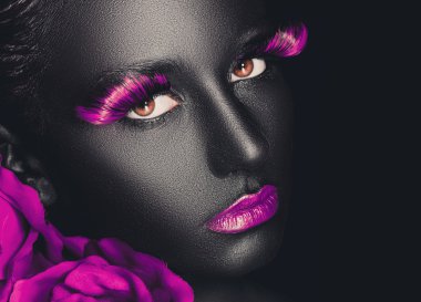 yaratıcı ve moda portre renk makyaj ile esmer kızın