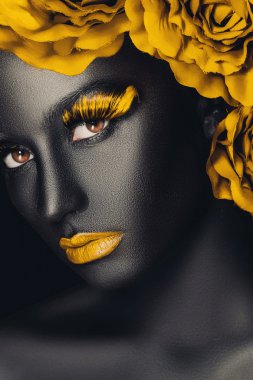 yaratıcı ve moda portre renk makyaj ile esmer kızın