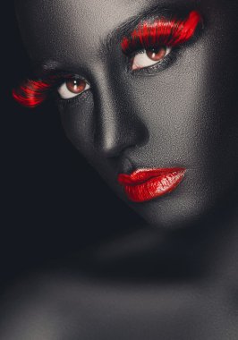 yaratıcı ve moda portre renk makyaj ile esmer kızın