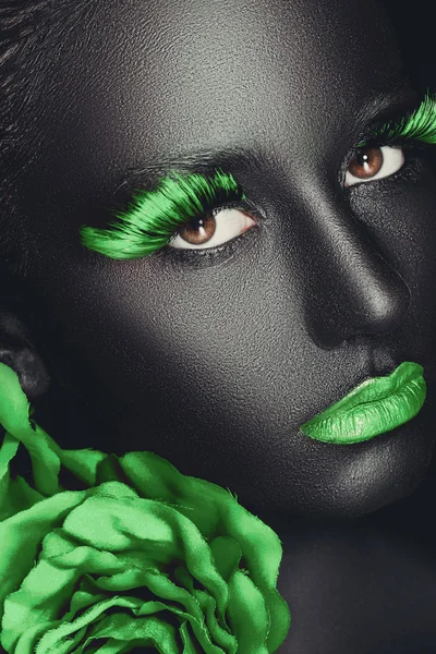 Retrato criativo e de moda de uma menina de pele escura com maquiagem colorida — Fotografia de Stock