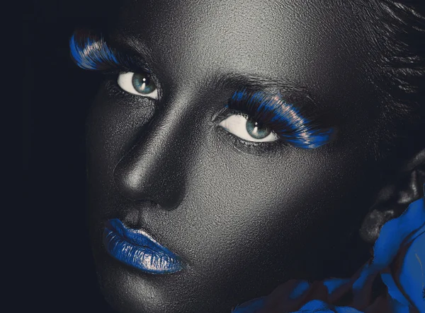 Creative and fashion portrait of a dark-skinned girl with color make-up — Stock Photo, Image