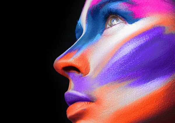 Hermosa mujer de la moda con el arte de la cara de color brillante y arte corporal. Pintura en la cara. Retrato creativo —  Fotos de Stock