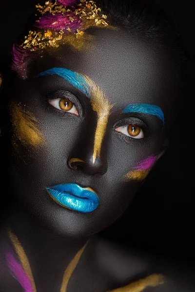 Close-up fashion portrait of a dark-skinned girl with color make-up — Stock Photo, Image