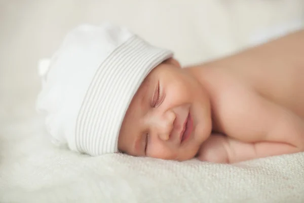 Hermoso bebé recién nacido durmiendo. retrato de primer plano —  Fotos de Stock