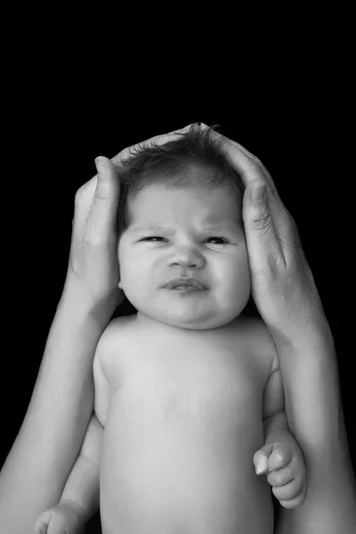 Wunderschönes Neugeborenes in den Händen der Mutter. isoliert auf schwarz — Stockfoto