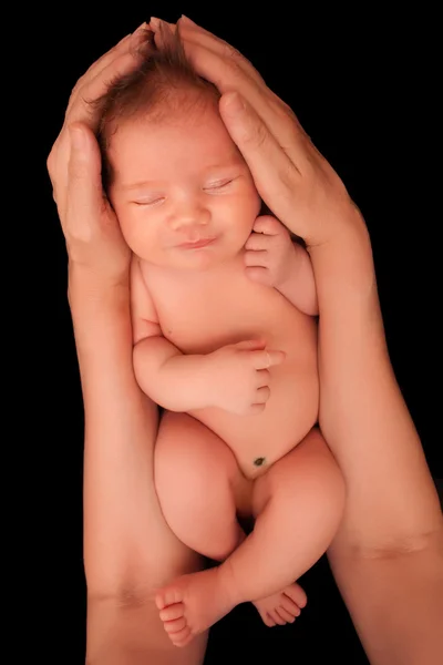 Vackra nyfött barn i mammas händer. isolerade på svart — Stockfoto