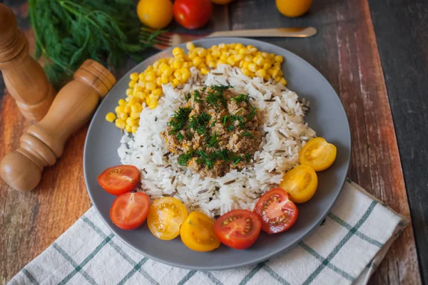 Dušené hovězí se zeleninou s rýží a rajčaty, zdravé stravování — Stock fotografie