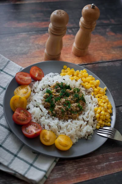 Rundvlees stoofpot met groenten met rijst en tomaten, gezond eten Rechtenvrije Stockafbeeldingen