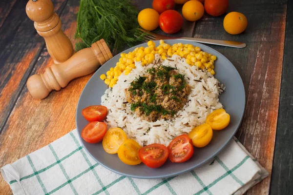 Stufato di manzo con verdure con riso e pomodori, alimentazione sana Fotografia Stock