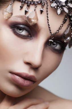 Güzel yüz ve saç aksesuarları - esmer kadın moda üzerinde beyaz izole. Cilt bakım kavramı