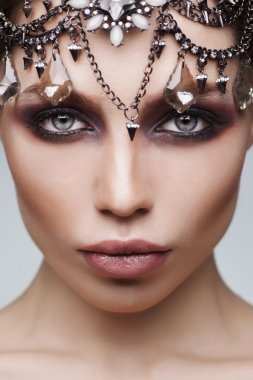 Güzel yüz ve saç aksesuarları - esmer kadın moda üzerinde beyaz izole. Cilt bakım kavramı