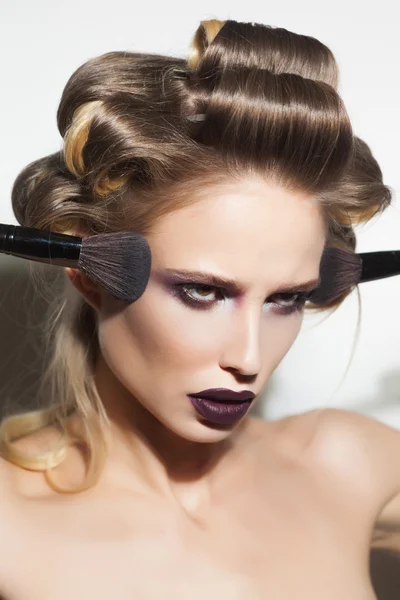 Fechar-se de um belo modelo de moda em encrespadores de cabelo — Fotografia de Stock