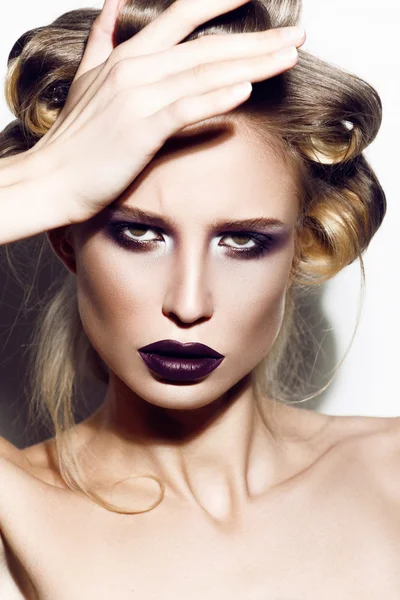 Primer plano creativo de una hermosa modelo de moda con maquillaje colorido —  Fotos de Stock