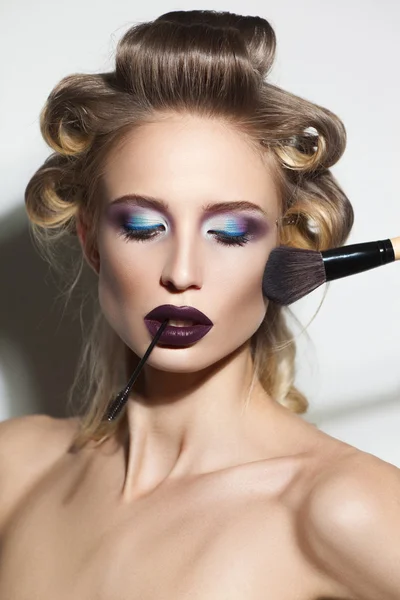 Kreativa närbild av en vacker modell med färgglad makeup — Stockfoto