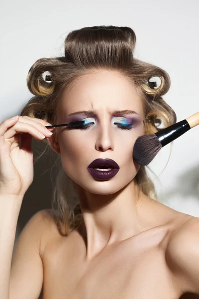 Kreative Nahaufnahme eines schönen Modells mit buntem Make-up — Stockfoto