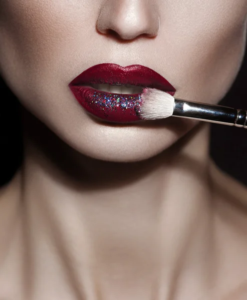 Kreativa närbild av en vacker modell med färgglad makeup — Stockfoto