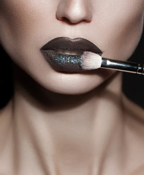 Δημιουργική closeup ενός μοντέλου όμορφη μόδας με πολύχρωμο μακιγιάζ — Φωτογραφία Αρχείου