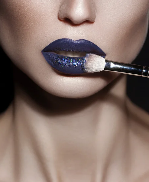 Close-up criativo de um modelo de moda bonita com maquiagem colorida Fotografia De Stock