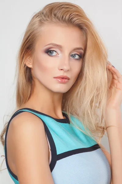 Mooie natuurlijke vrouw met mode make-up en blonde haren, portret van een jong meisje geïsoleerd op wit — Stockfoto