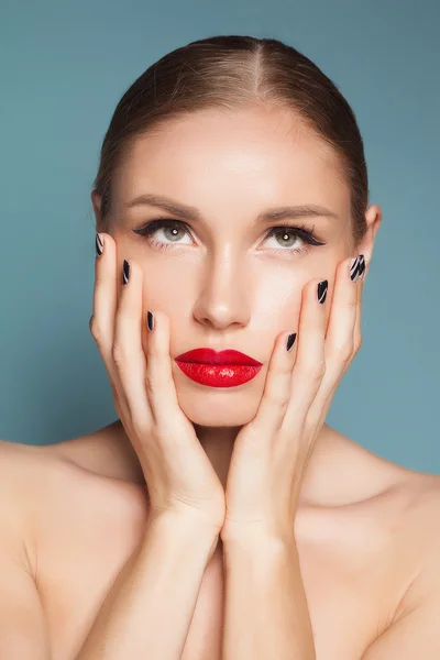 Bella donna naturale con trucco di moda e capelli biondi, ritratto di una giovane ragazza isolata — Foto Stock