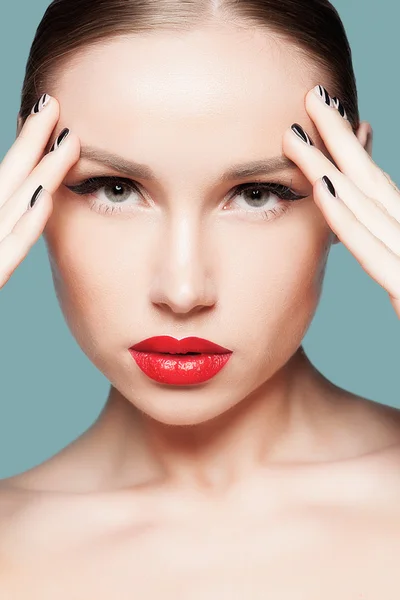 Hermosa mujer natural con maquillaje de moda y cabello rubio, retrato de una joven aislada —  Fotos de Stock