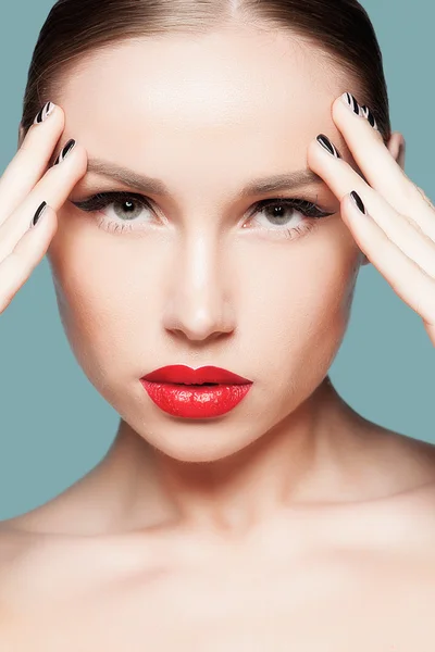 Mooie natuurlijke vrouw met mode make-up en blonde haren, portret van een jong meisje geïsoleerd — Stockfoto