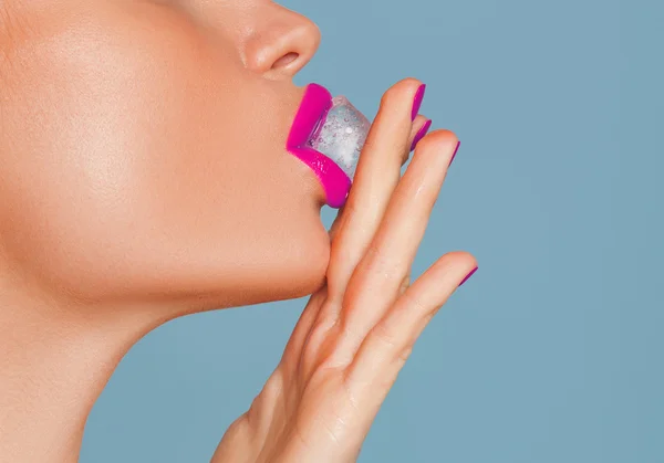 Primo piano di labbra di donna con cubetto di ghiaccio — Foto Stock