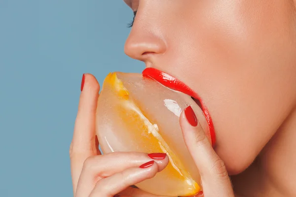 Nahaufnahme der Lippen einer Frau mit Eiswürfel — Stockfoto