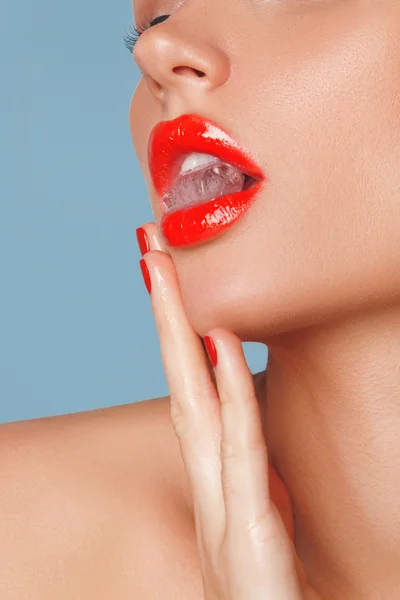 Nahaufnahme der Lippen einer Frau mit Eiswürfel — Stockfoto