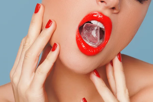 Primer plano de los labios de la mujer con cubo de hielo —  Fotos de Stock