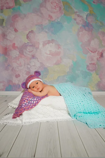 Bella neonata dorme bambina — Foto Stock